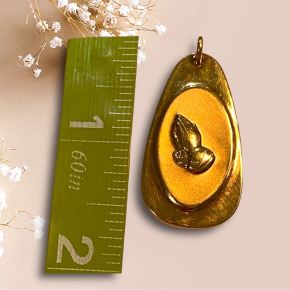 Vintage Sarah Coventry Gold Toned Serenity Prayer Medal Pendant - Picture 3 of 4